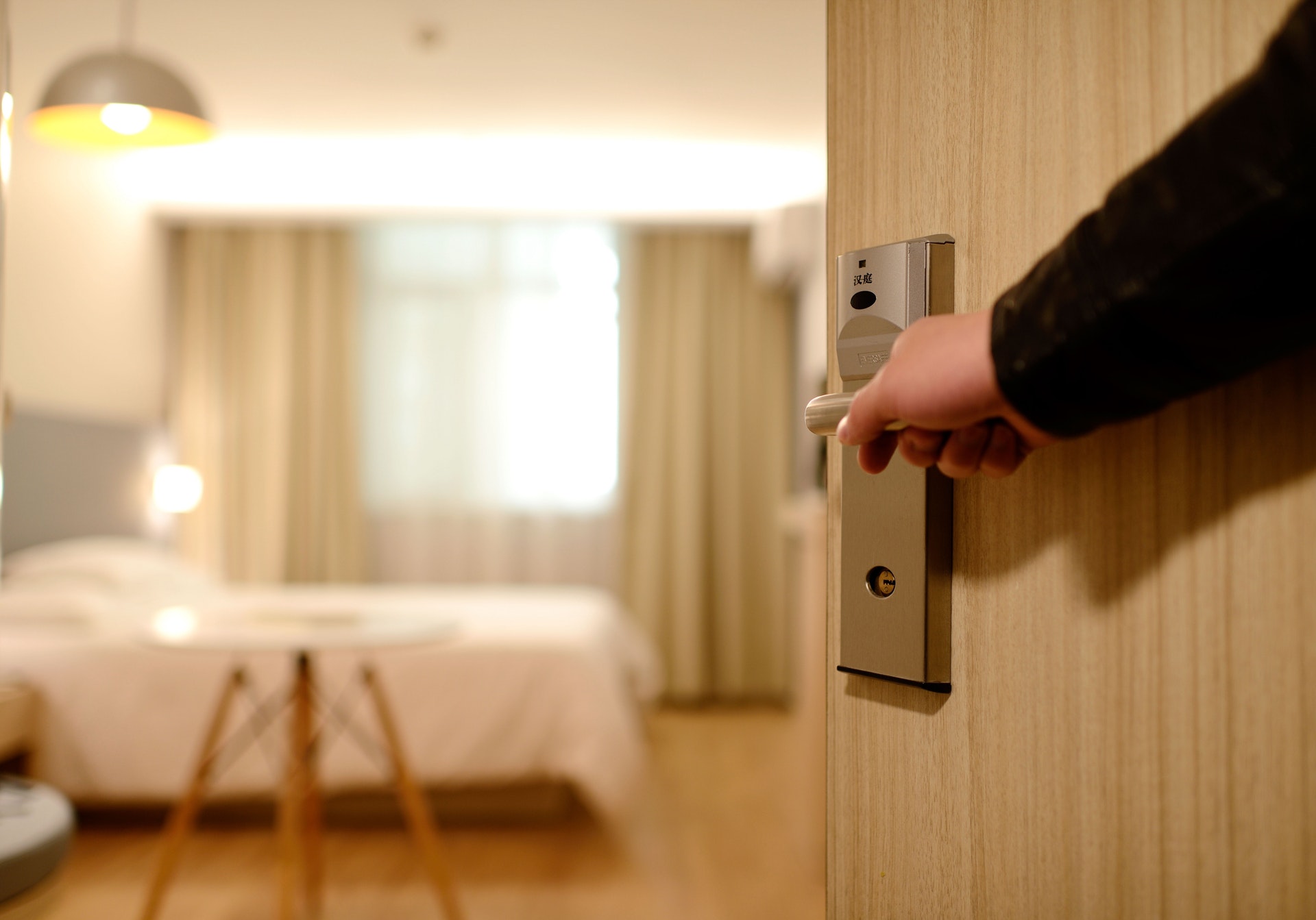 Vantagens e desvantagens de overbooking em Hotel