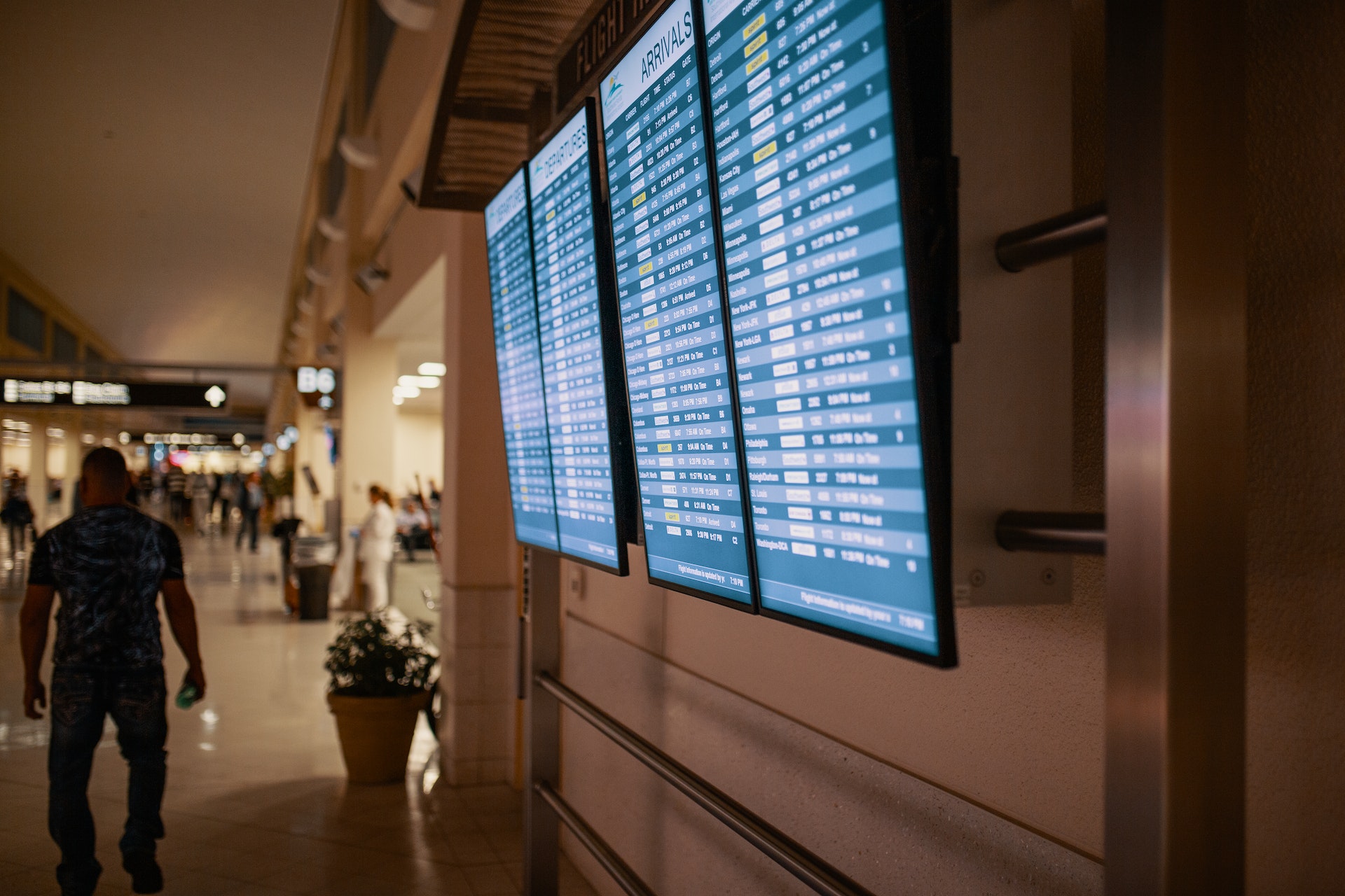 Quanto tempo antes do voo você deve chegar ao aeroporto?